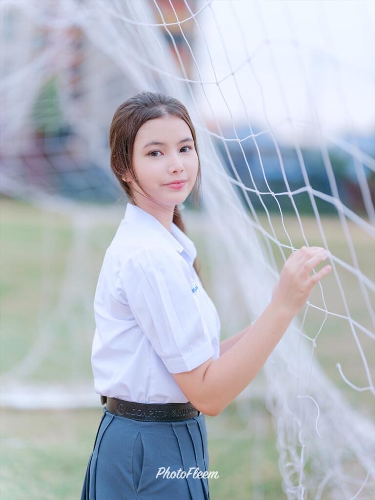 โพสท่าถ่ายรูปชุดนักเรียน จับตาข่ายบอล